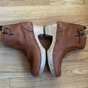 No. 6  EU 37 US 6.5 5" Leather Clog Buckle Boot on Mid Heel in Honey great cond